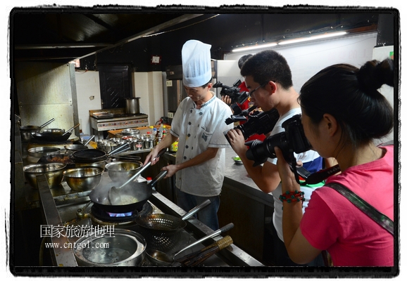 此次攝制組通過拍攝婺源代表名菜糊豆腐、粉蒸肉、荷包紅魚、賽鵝頸及地方小吃清明果、灰汁果、糯米子糕等來詮釋婺源美食經(jīng)典，展示婺源食文化，打造獨屬婺源的美食符號。