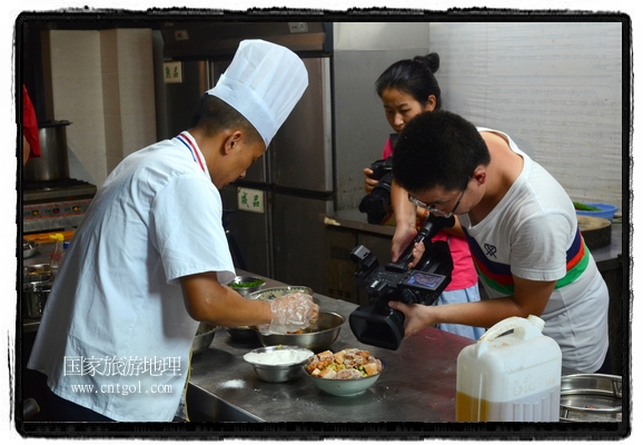此次攝制組通過拍攝婺源代表名菜糊豆腐、粉蒸肉、荷包紅魚、賽鵝頸及地方小吃清明果、灰汁果、糯米子糕等來詮釋婺源美食經(jīng)典，展示婺源食文化，打造獨屬婺源的美食符號。