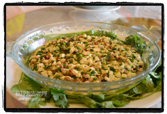 此次攝制組通過拍攝婺源代表名菜糊豆腐、粉蒸肉、荷包紅魚、賽鵝頸及地方小吃清明果、灰汁果、糯米子糕等來詮釋婺源美食經(jīng)典，展示婺源食文化，打造獨屬婺源的美食符號。