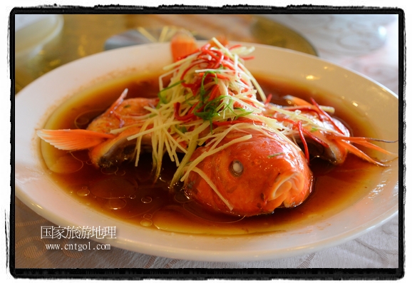 此次攝制組通過拍攝婺源代表名菜糊豆腐、粉蒸肉、荷包紅魚、賽鵝頸及地方小吃清明果、灰汁果、糯米子糕等來詮釋婺源美食經(jīng)典，展示婺源食文化，打造獨屬婺源的美食符號。