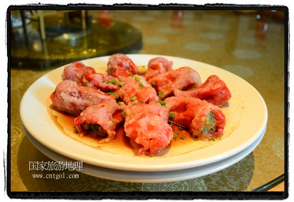 此次攝制組通過拍攝婺源代表名菜糊豆腐、粉蒸肉、荷包紅魚、賽鵝頸及地方小吃清明果、灰汁果、糯米子糕等來詮釋婺源美食經(jīng)典，展示婺源食文化，打造獨屬婺源的美食符號。