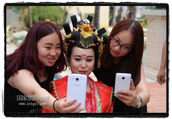 6月19日，端午節(jié)的前一天，甘肅平?jīng)鍪嗅轻紖^(qū)南山公園澳廈麗灣小區(qū)“邀請”唐朝被譽(yù)為四大美女之一的“楊貴妃”前來與市民見面，共度“端午佳節(jié)”。期間，“貴妃娘娘”由一名解說人員做向?qū)?，與小區(qū)居民一同游玩、賞景、互敬酒水、合影留念，并現(xiàn)場贈送大人小孩粽子、香包和糖果。