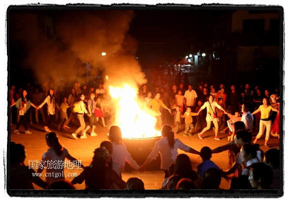 甘肅平?jīng)鍪嗅轻脊沛?zhèn)舉辦了篝火晚會(huì)，1000余名市民參與其中，大家載歌載舞，在歡快熱鬧的氣氛中為每一位父親送祝福。父親節(jié)（Father's Day），顧名思義是感恩父親的節(jié)日。約始于二十世紀(jì)初，起源于美國，現(xiàn)已廣泛流傳于世界各地，節(jié)日日期因地域而存在差異。