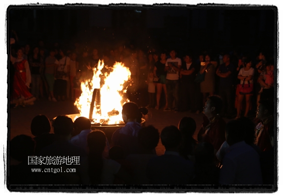 甘肅平?jīng)鍪嗅轻脊沛?zhèn)舉辦了篝火晚會(huì)，1000余名市民參與其中，大家載歌載舞，在歡快熱鬧的氣氛中為每一位父親送祝福。父親節(jié)（Father's Day），顧名思義是感恩父親的節(jié)日。約始于二十世紀(jì)初，起源于美國，現(xiàn)已廣泛流傳于世界各地，節(jié)日日期因地域而存在差異。