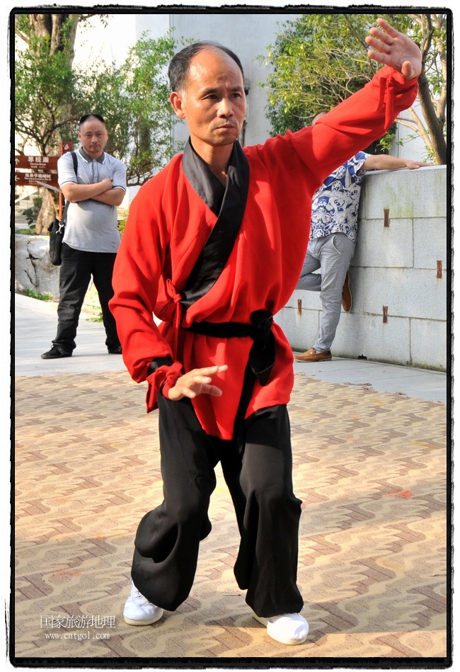 6月20日，小朋友們和中國武術(shù)愛好者們在江西省婺源縣熹園景區(qū)表演中國傳統(tǒng)的中國武術(shù)功夫，吸引許多游人前來駐足觀看。當(dāng)日是中國傳統(tǒng)的端午節(jié)，江西省婺源縣的中國武術(shù)愛好者們通過表演中國武術(shù)功夫，打太極，表演了少林棍、硬氣功、自選拳等少林寺功夫，讓孩子們從小學(xué)習(xí)中國武術(shù)，傳承中國武德，感受先人過端午的氛圍。