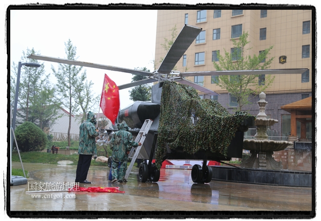 小區(qū)突然出現(xiàn)“飛機(jī)坦克”，其中殲15艦載戰(zhàn)斗機(jī)一架、99式主戰(zhàn)坦克一輛、武直-10武裝直升機(jī)一架，吸引了眾多市民雨中圍觀、合影。