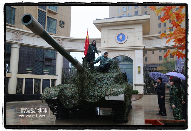 小區(qū)突然出現(xiàn)“飛機(jī)坦克”，其中殲15艦載戰(zhàn)斗機(jī)一架、99式主戰(zhàn)坦克一輛、武直-10武裝直升機(jī)一架，吸引了眾多市民雨中圍觀、合影。