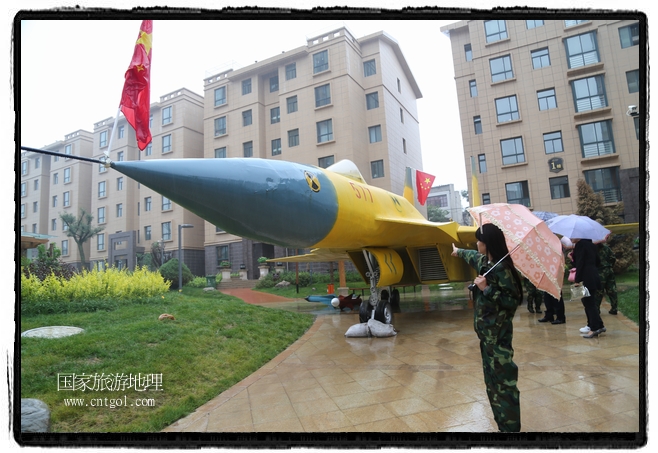 小區(qū)突然出現(xiàn)“飛機(jī)坦克”，其中殲15艦載戰(zhàn)斗機(jī)一架、99式主戰(zhàn)坦克一輛、武直-10武裝直升機(jī)一架，吸引了眾多市民雨中圍觀、合影。