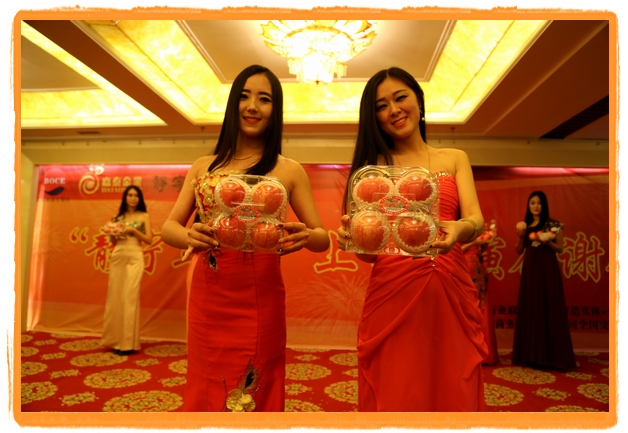 甘肅平涼：妙齡妹子表演T臺秀 不秀身材秀“金果”（圖）