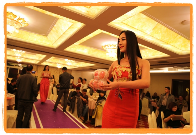 甘肅平涼：妙齡妹子表演T臺秀 不秀身材秀“金果”（圖）