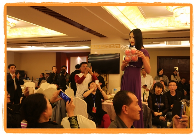 甘肅平涼：妙齡妹子表演T臺秀 不秀身材秀“金果”（圖）