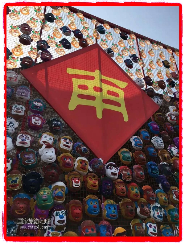 中國(guó)規(guī)模最大的猴面具彩繪在南潯古鎮(zhèn)展示。猴子真是今年最紅的動(dòng)物。 