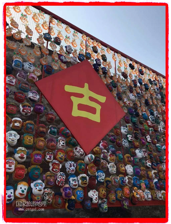 中國(guó)規(guī)模最大的猴面具彩繪在南潯古鎮(zhèn)展示。猴子真是今年最紅的動(dòng)物。 