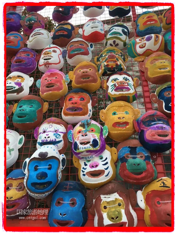 中國(guó)規(guī)模最大的猴面具彩繪在南潯古鎮(zhèn)展示。猴子真是今年最紅的動(dòng)物。 