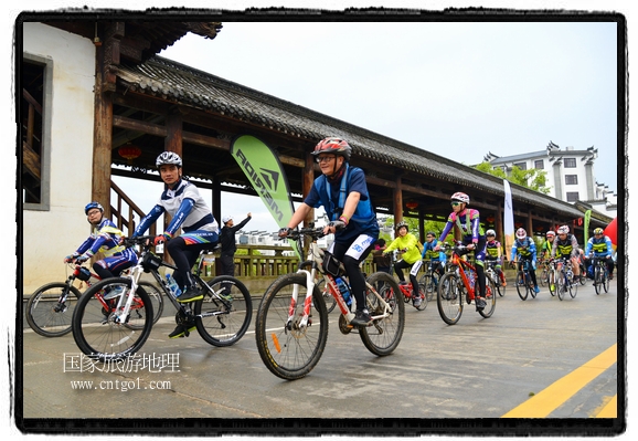 來自江西、安徽、浙江、福建等省市近千名選手參加了比賽，婺源賽道沿途的秀美風光和徽派古村落，給參賽選手留下美好的印象。