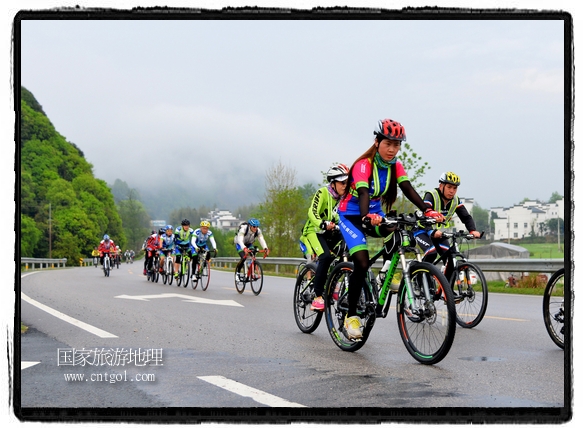 來自江西、安徽、浙江、福建等省市近千名選手參加了比賽，婺源賽道沿途的秀美風光和徽派古村落，給參賽選手留下美好的印象。